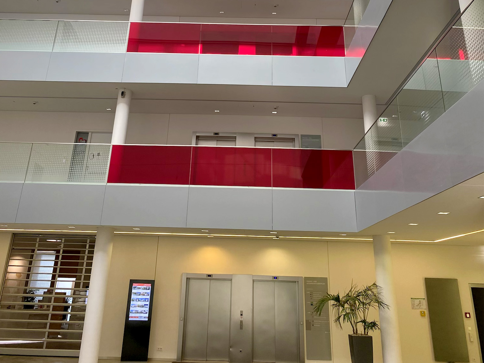 Die HNOeins Praxis in Friedberg liegt zentral am Sparkassenplatz.